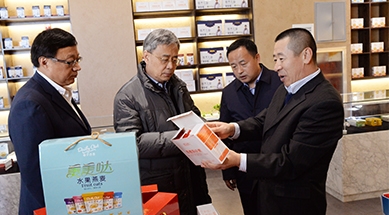 中國(guó)人民銀行黨委書記、中國(guó)銀保監(jiān)會(huì)主席郭樹清蒞臨公司調(diào)研產(chǎn)業(yè)化扶貧工作